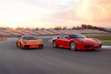 Conducir Ferrari y Lamborghini - 2 + 2 vueltas en circuito