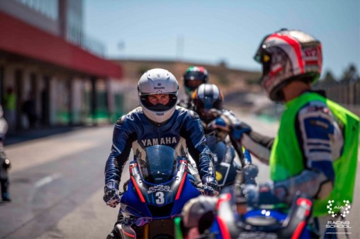 Curso con la moto Yamaha R3 del AIA