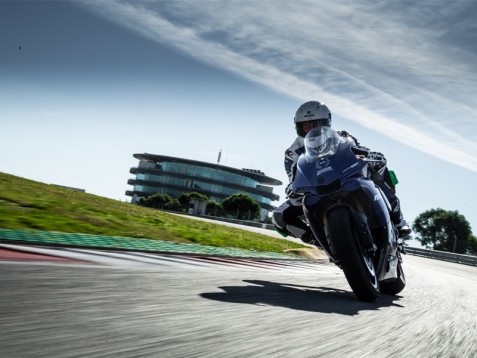 Curso con la moto Yamaha R1 del AIA