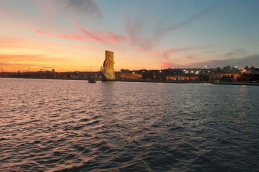 Paseo al atardecer por el río Tajo con música en vivo para 2 personas