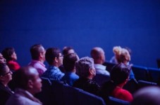 Regalo biglietti cinema e cena per due in hotel di lusso