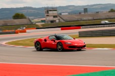 Ferrari 296 en circuito