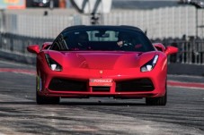 Conducir un Ferrari 488 en circuito