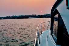 Atardecer con vino y tapas en yate privé en Lisboa (max. 6 personas)