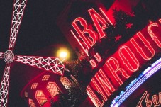 Moulin Rouge París con crucero con cena en la Torre Eiffel