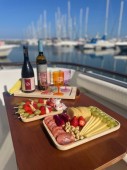 Atardecer con vino y tapas en yate privé en Lisboa (max. 6 personas)