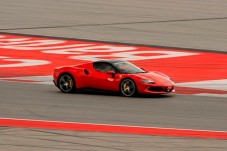 Ferrari 296 en circuito