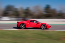 Conducir un Ferrari 488 en circuito