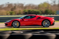 Conducir un Ferrari 296 en circuito