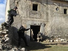 Combate láser en un pueblo abandonado.