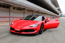 Conducir un Ferrari 296 en circuito