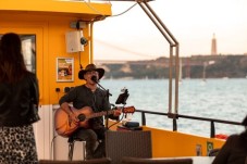 Paseo al atardecer por el río Tajo con música en vivo para 2 personas
