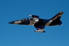 Pilota un Caza L-39 Albatros en Reims, Francia