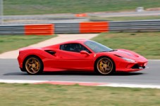 Conducir un Ferrari 488 en circuito
