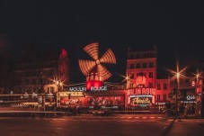 Moulin Rouge París con crucero con cena en la Torre Eiffel