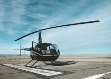 Pilota un helicóptero en Turín, Italia.