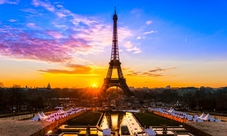 Moulin Rouge París con crucero con cena en la Torre Eiffel